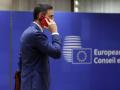Pedro Sánchez, hablando por su teléfono móvil