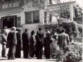 Nazis a la entrada de la Casa Casas