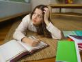 Una estudiante con dudas ortográficas