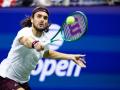 Stefanos Tsitsipas golpea una bola de revés ante Ben Shelton