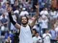 Carlos Alcaraz alza los brazos tras vencer a Tommy Paul en octavos de final del US Open