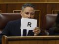 La R de "TRAIDOR" que mostró Abascal a Sánchez