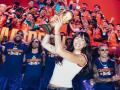 La cantante Aitana, levantando la copa del mundo junto a la selección española