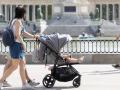 Una madre pasea a su hijo por el parque de El Retiro (Foto de archivo)