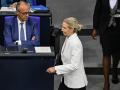 La colíder del partido Alternativa para Alemania (AfD), Alice Weidel, pasa junto al canciller alemán Friedrich Merz