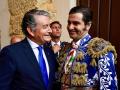 El vicepresidente primero y consejero de Presidencia, Antonio Sanz, saluda al torero Morante de la Puebla antes de la Goyesca de Ronda