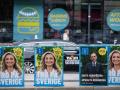 Carteles de campaña electoral con la líder de la Democracia Cristiana, Ebba Busch, y el político de la misma formación, Jakob Forssmed, se exhiben en el centro de Estocolmo, Suecia