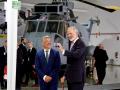 El Rey Felipe VI (d) junto con el alcalde de Rota, José Javier Ruiz Arana (i) inaugura el museo Base Fórum, un nuevo espacio dedicado a conocer y conservar una parte de la historia de reciente de Rota y su relación la base naval este viernes en Rota