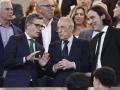 El presidente del Real Madrid, Florentino Pérez (c), conversa con el ministro de la Presidencia, Justicia y Relaciones con las Cortes, Félix Bolaños (i), en el palco