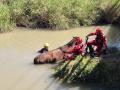 Imagen tomada este sábado durante el rescate de un caballo en un estanque de Culler, en Valencia