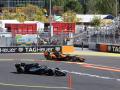 Kimi Antonelli, en el Gran Premio de España, con Lando Norris saliéndose del circuito