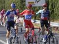 Enric Mas (c), del Movistar, junto al segundo y tercer clasificado, en la 21 y última etapa de la Vuelta ciclista España