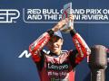 Marc Márquez sujeta el trofeo de ganador del GP de San Marino