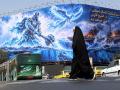 Una mujer iraní camina junto a una valla propagandista antiestadounidense en la plaza Enghelab de Teherán