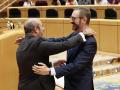 Javier Maroto abraza al presidente del Senado, Pedro Rollán