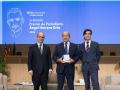 Ángel Expósito durante la entrega del premio junto al rector, Higinio Marín (izquierda) y el decano de la Facultad de Humanidades y Ciencias de la Comunicación, José Amiguet (derecha)