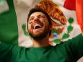 Un hombre enarbola la bandera de México
