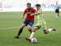 Javier Hernández (d) realiza un disparo durante el partido de la quinta jornada de Liga disputado entre el Osasuna y el Espanyol