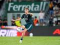 Dean Huijsen pasa un balón en el encuentro frente al Elche
