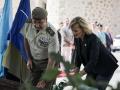 El Jefe de Estado Mayor del Ejército de Tierra (JEME), general de ejército Amador Enseñat y Berea, y la embajadora de Bosnia y Herzegovina Vesna Andree Zaimović, presiden la inauguración del monolito que fallecieron en acto de servicio en aquellas operaciones
