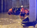 Efectivos de los Bomberos de Barcelona trabajan en la ronda de Dalt a la altura de la salida 2