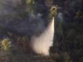 Un helicóptero colabora en las labores de extinción de un incendio forestal