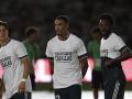 Los jugadores del Real Madrid lucen una camiseta de apoyo a Ceuta antes del partido contra el Elche