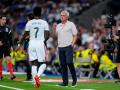 Mourinho charla con Vinicius en la zona técnica del Bernabéu
