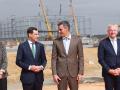 El presidente de la Junta, Juanma Moreno, junto al presidente del Gobierno, Pedro Sánchez, este jueves en Palos de la Frontera (Huelva)