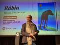 El escritor mallorquín Sebastià Alzamora recibiendo en 2022 el Premi Òmnium a la Mejor Novela por su novela 'Ràbia'