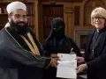Mullaly, con Hafiz Muhammad Tahir Mehmood Ashrafi  y su mujer, completamente tapada