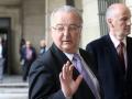 El exconsejero de Empleo Antonio Fernández (izq.), a su llegada a la Audiencia de Sevilla (archivo)