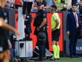 Miguel Ángel Ortiz Arias consulta el VAR durante el Atlético de Madrid - Real Madrid