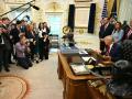 El presidente estadounidense Donald Trump responde a las preguntas de los periodistas en el Despacho Oval de la Casa Blanca en Washington, D.C