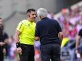 José Mourinho protesta una acción a Miguel Ángel Ortiz Arias