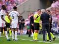 José Mourinho y varios jugadores del Real Madrid protestan una decisión de Ortiz Arias