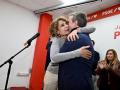 La líder del PSOE andaluz, María Jesús Montero, abraza al alcalde de Jaén, Julio Millán, tras la moción de censura (archivo)