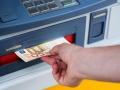 Una persona sacando dinero de un cajero