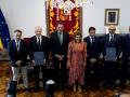 La firma del convenio, con Óscar Puente junto a la presidenta de Cantabria y otras autoridades