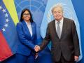 Delcy Rodríguez estrecha la mano de António Guterres durante su encuentro en Nueva York