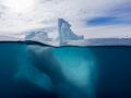Vista bajo y sobre el agua de un iceberg