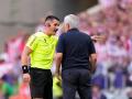 Ortiz Arias le explica una decisión a Mourinho durante el derbi madrileño