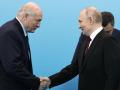 El presidente de Bielorrusia, Alexander Lukashenko, saluda a su homólogo ruso, su socio Vladimir Putin