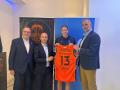 Vicente Solá, presidente del Valencia Basket; Jorge García, director autonómico de Telefónica en la Comunitat Valenciana ; Helena Pueyo, nuevo fichaje del Club; y Víctor Luengo, director de relaciones externas e institucionales del Valencia Basket