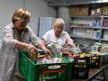 Imagen de archivo de voluntarios en un banco de alimentos en Valencia