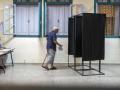 Un hombre deposita su voto en un colegio electoral de Rabat, Marruecos, este miércoles