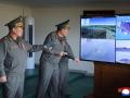 Oficiales militares observando el lanzamiento de prueba de un cohete guiado en Corea del Norte