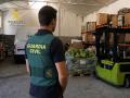 Un agente de la Guardia Civil de Palencia que investiga la venta de alimentos solidarios