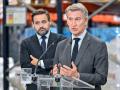El presidente del PP, Alberto Núñez Feijóo, y el presidente del partido en Castilla-La Mancha, Paco Núñez, en Alovera (Guadalajara)