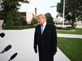 El presidente estadounidense Donald Trump habla con los medios de comunicación tras bajar del helicóptero Marine One